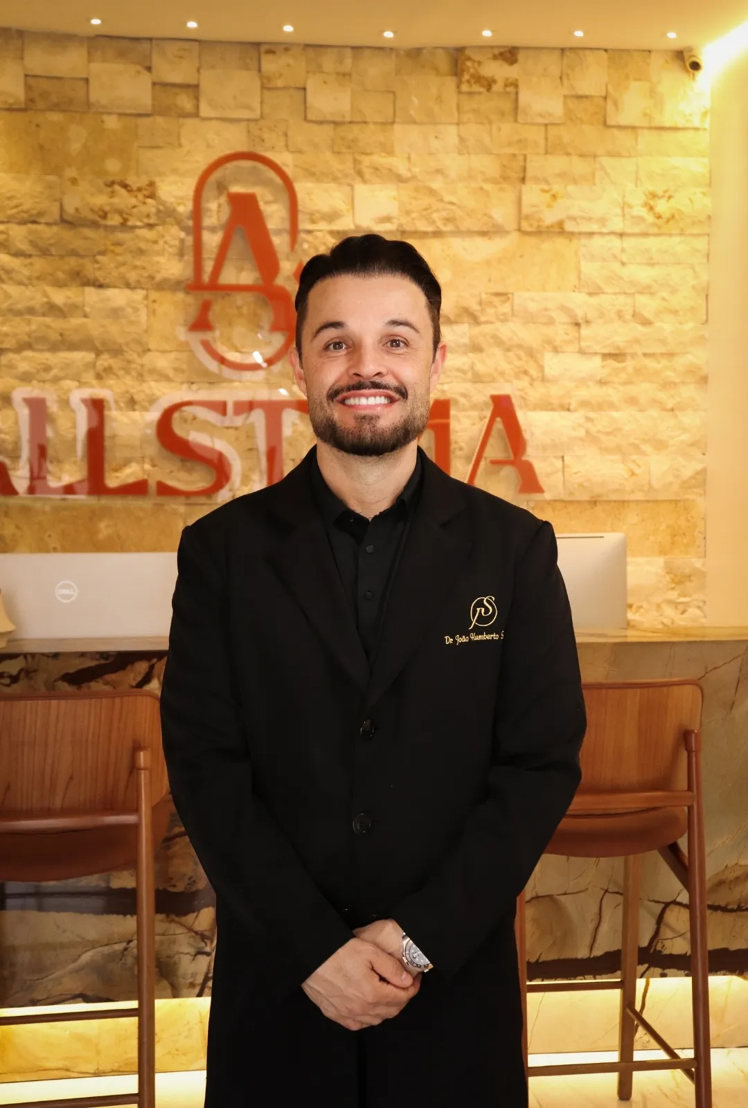Dr. João Salgado sorrindo na clínica